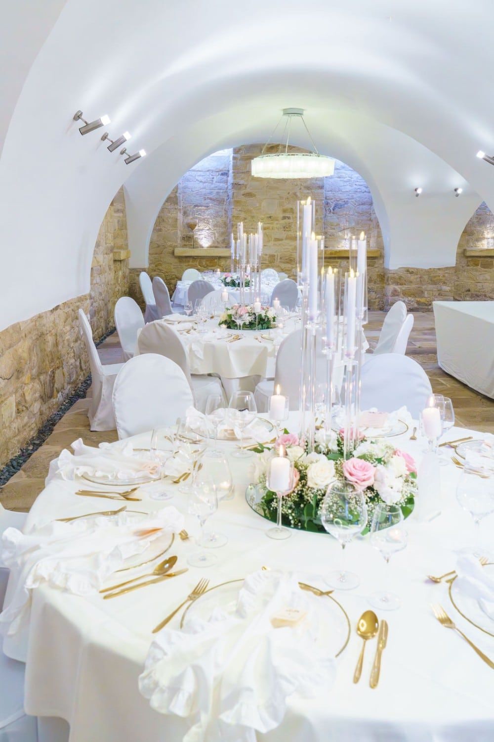 Gedeckter Platz mit Menükarte – Zweisein Hochzeiten
