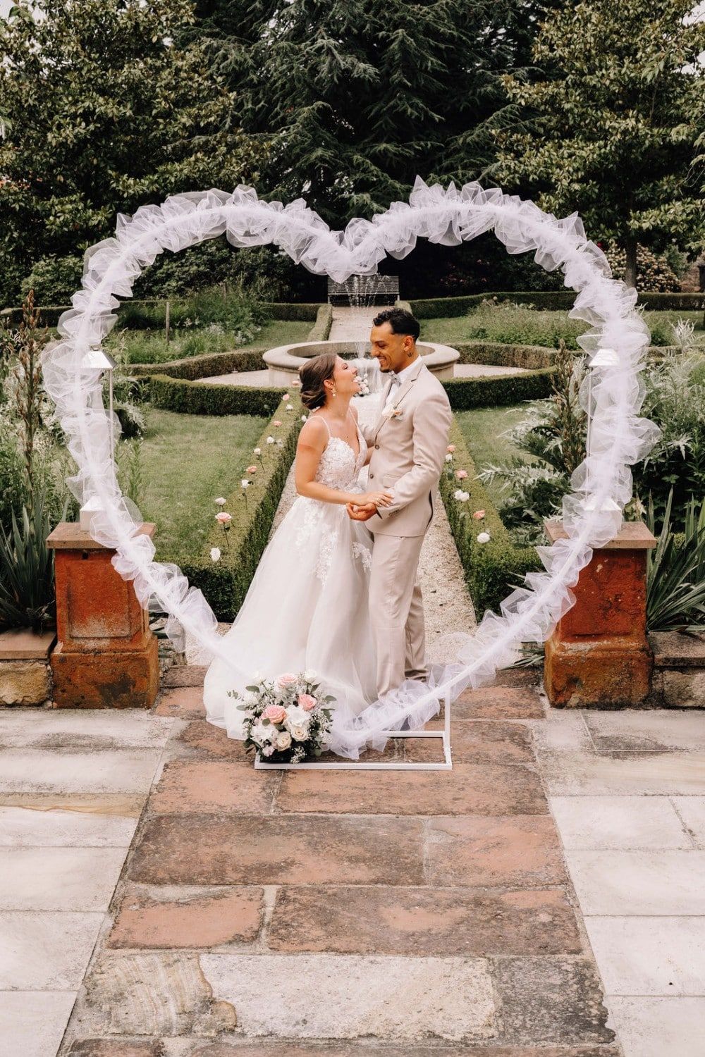 Brautpaar Umarmung – Zweisein Hochzeiten