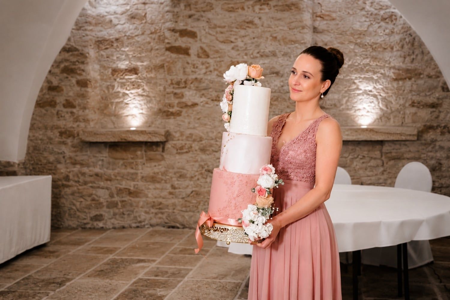 Jennifer Mayer mit Hochzeitstorte – Zweisein Hochzeiten