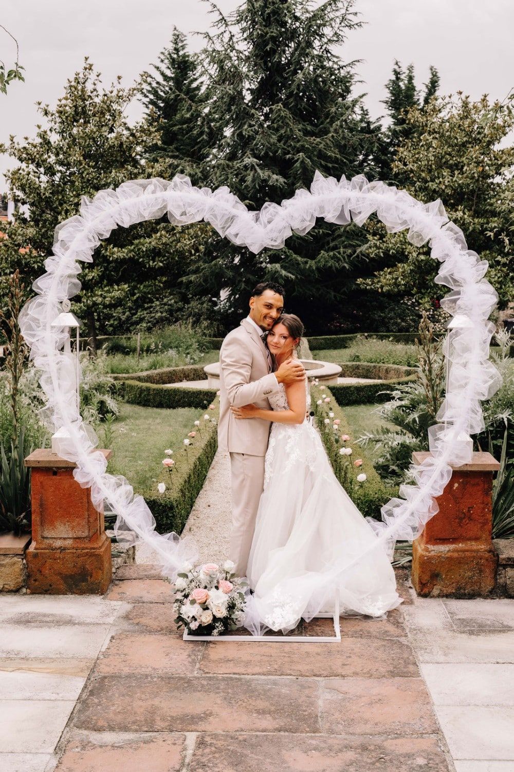 Brautpaar am Herzbogen – Zweisein Hochzeiten